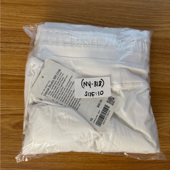 Lululemon Dance Studio MR Crop Size: 10 in White - Picture 10 of 10